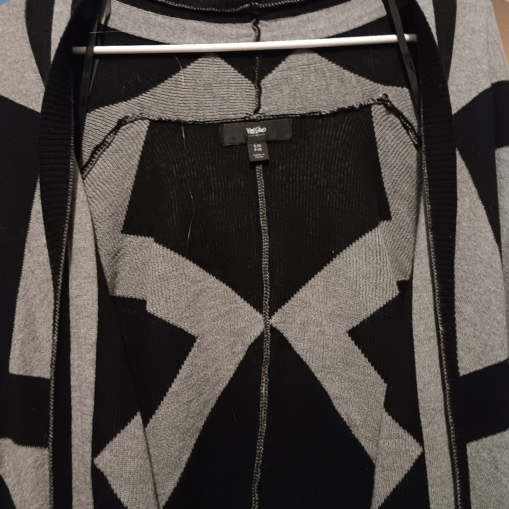 Mossimo unique pattern pocho/shrug. Great for a breezy night or day. M/L - Picture 2 of 10